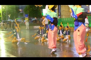 大雨の中、阿波おどりを踊る子どもたち。ネット上では「かわいそう」と言う声も(ツイッターより)
