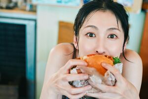 『雛形あきこ写真集 三原色』定価:4400円(税込み) 撮影/三瓶康友
