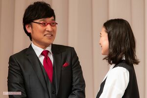 結婚報告会見で見つめあう山里亮太と蒼井優
