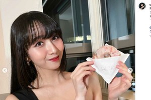 胸の谷間も見える真っ黒なドレス姿を投稿したCocomi（本人のインスタグラムより）
