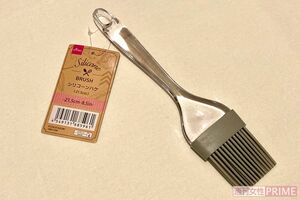 シリコーンハケ／110円（税込）動物性の毛ではないので、長く使えるアイディアグッズ