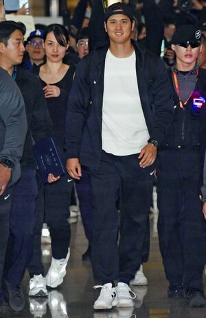 3月15日、開幕戦が行われる韓国に到着した大谷翔平夫妻。デコピンはいない 写真/共同通信社