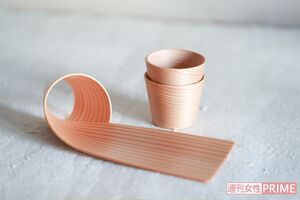 居酒屋で飲んでいるときに着想を得たおしゃれ皿（2枚入り4320円）と、ぐい呑（2160円）