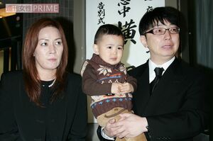 ジャガー横田の母の通夜にて記者の取材に答えるジャガー、夫の木下博勝氏と長男の大維志くん