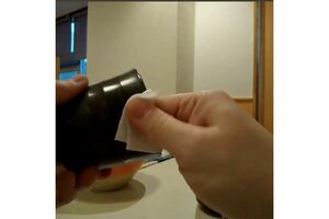 湯のみの内側をおしぼりで拭く