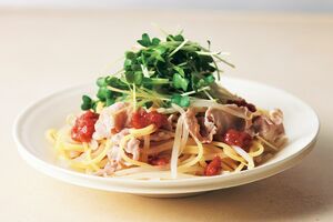 豚しゃぶともやしの梅わさびパスタ　写真／鈴木泰介