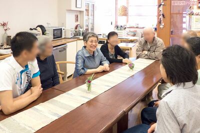 暮らしの保健室の利用者と談笑。「ご縁がやってきて」実現できた