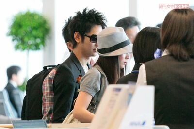 2008年6月、お忍び旅行のため羽田空港を訪れる妻夫木聡と柴咲コウ