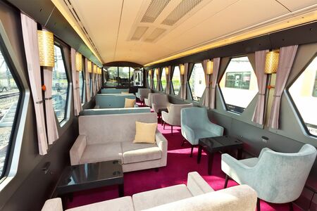 スペーシアXの1号車「コックピットラウンジ」では、車内カフェでドリンクや軽食を販売。カフェの利用はオンライン整理券が必要だが、「コックピットラウンジ」「コックピットスイート」「コンパートメント」利用者は予約なしで利用可能