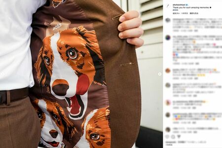 2024年7月17日、レッドカーメットで着用した、『BOSS』製の“デコピンスーツ”を披露する大谷翔平（公式インスタグラムより）