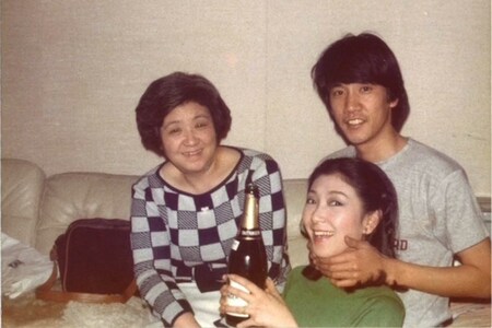奥田瑛二と安藤母娘の３ショット。出会って8か月後に結婚することに