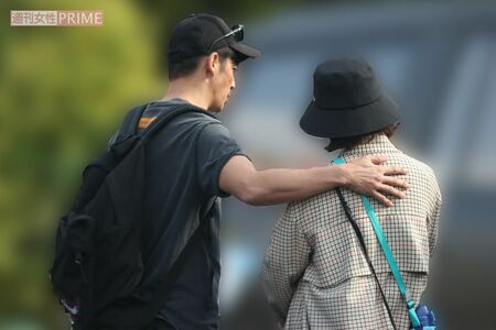 木南晴夏の肩を抱き、サポートする玉木宏。まもなく結婚5年目に突入するが、夫婦仲はよさそう