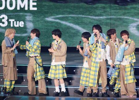 初のドーム公演がサプライズ発表され、大きな歓声に思わず涙を見せた藤原丈一郎ともらい泣きする西畑大吾 撮影/齋藤周造