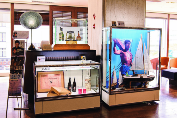 3階ロビーの展示品コーナー。主演映画『太平洋ひとりぼっち』（'63年公開）に登場するヨット、マーメイド号の模型も