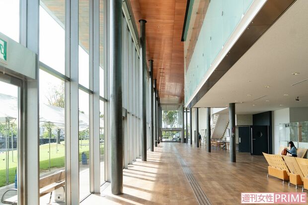 光が差し込む開放的な館内。外には芝生が広がり子どもの遊び場に