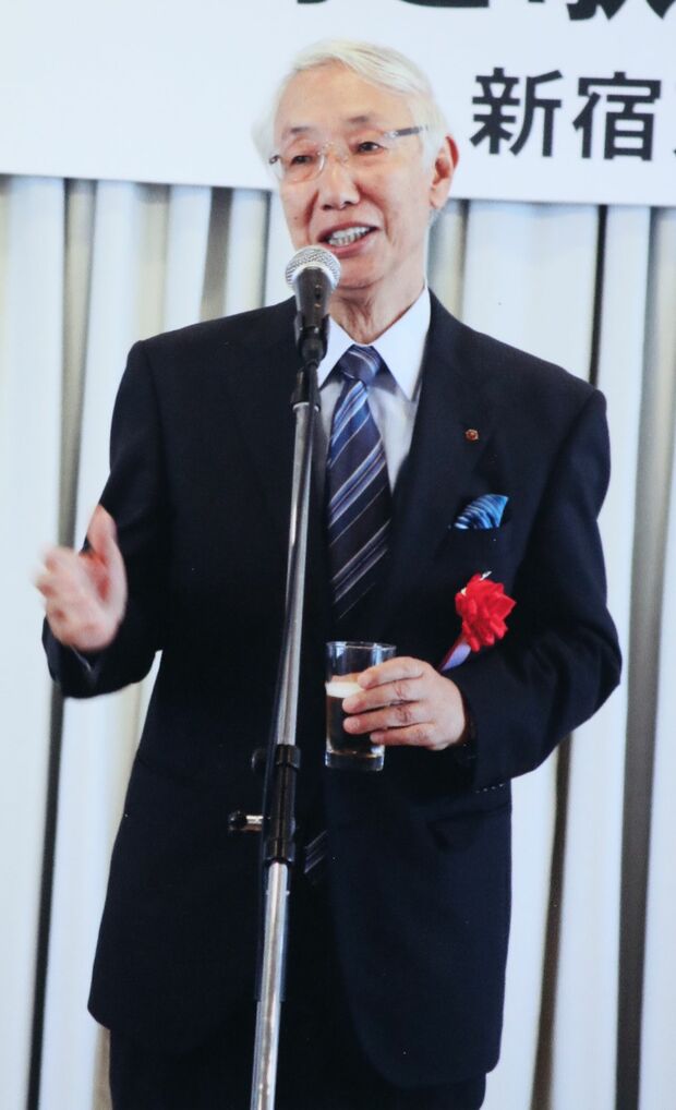 経営者のほかに作詞家・丹まさととしての顔も持つ。ガソリンスタンド時代、ひとり寂しい夜にラジオから流れてきた演歌の歌詞に元気づけられ「いつか自分もこういう詩を書いてみたい」と思ったという。事業の8分どおりの目標に達したら作詞の勉強をしたいと思い、55歳にならんとする平成5年秋、作詞学校の門を叩く。5年目に作詞家デビュー。以来、プロの作詞家としても活躍。五木ひろし、天童よしみ、水森かおりなどにも歌詞を提供している