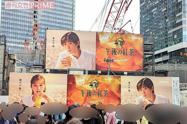 午後の紅茶の広告に出演する目黒蓮（23年6月撮影）