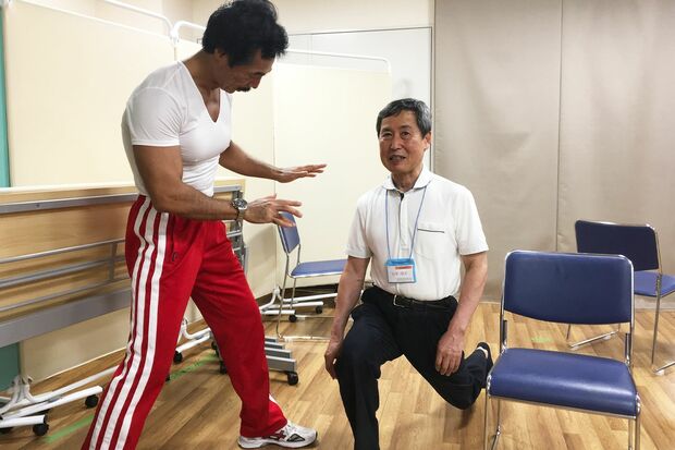 重りを使わずに効果的な負荷をかける筋トレを実践。左は本山さん（2017年）　画像提供／山本朋史さん