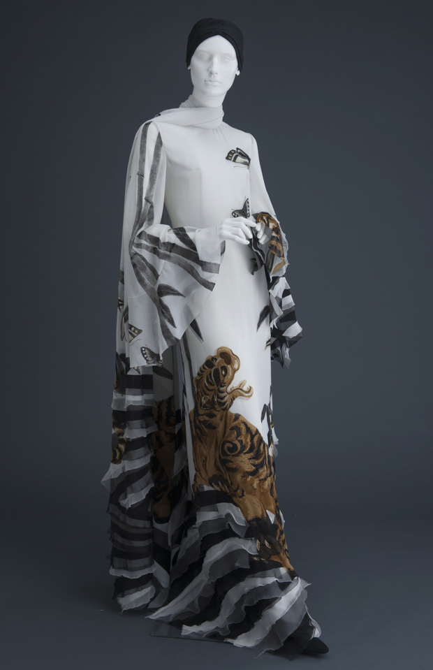 《イブニング・ドレス「蝶とタイガーと波をそめた白い絹のドレス」》2004年　島根県立石見美術館蔵