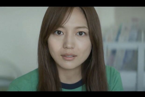 実話に基づき、病気が進行していく姿をリアルに演じる川口春奈。主演映画『ママがもうこの世界にいなくても 私の命の日記』より