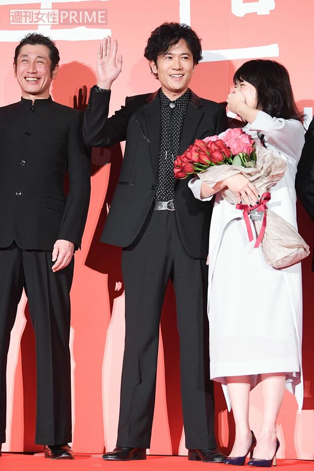 『半世界』先行上映会では、「まさかこの年まで（役者を）やっているとは思ってもいなかった。でも、今がいちばん幸せ！」と満面の笑みを見せた。この日はバレンタイン。妻役の池脇千鶴に「本気チョコ、待ってます（笑）」撮影／高梨俊浩