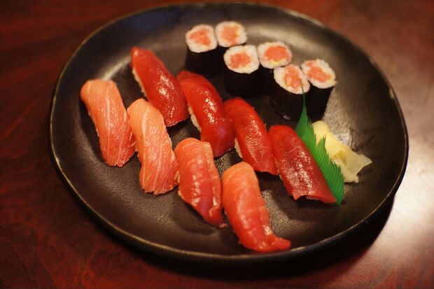 赤身・中トロ・大トロの握りと鉄火巻きの盛り合わせ。6000円（税込み）