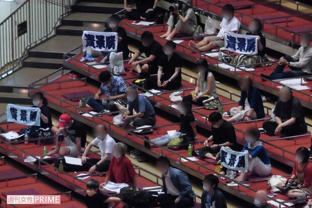 令和2年大相撲7月場所。マス席は1マス1人しか座れないためガラガラに感じる（筆者撮影）
