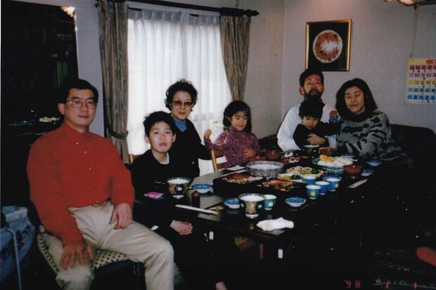 二世帯住宅に暮らす両家は、入江さん一家がイギリスから戻ってくるたび、大家族のように食卓を囲むのが常だった。写真は事件が起きる2年前の正月元日