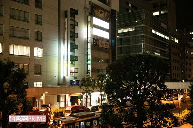 18日、午後10時（確保から1時間前）の現場は警察、消防、メディア、野次馬でごった返していた