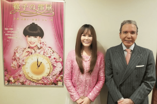 夫婦で『徹子の部屋』に出演し、乳がん発症と両胸全摘出を明かした