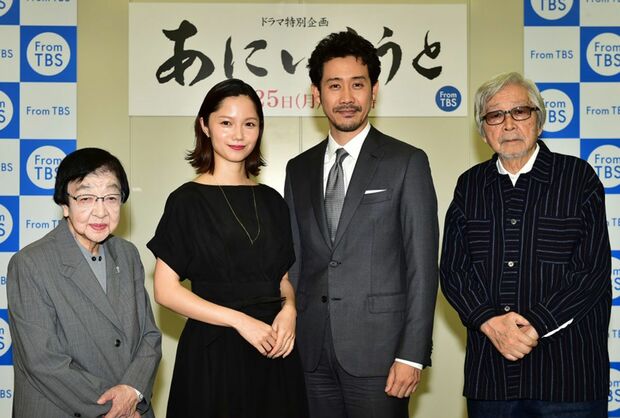 制作発表での（右から）山田監督、大泉洋、宮崎あおい、石井ふく子プロデューサー