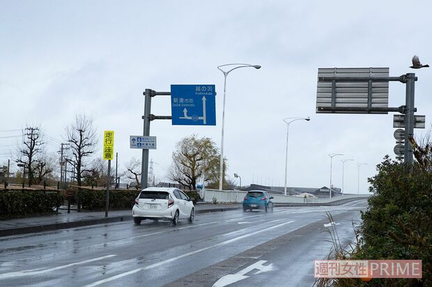 車が発見された現場近くの道路。ここを走ったのだろう
