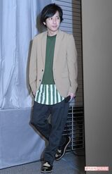 『嵐 活動休止表明会見』ベージュのジャケットを羽織り登場した二宮和也