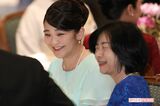 守谷絢子さんの披露宴で談笑される黒田清子さんと眞子さま（'18年10月）