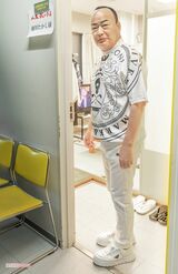 楽屋入り口にて。まずはリハーサル、その後、休憩を経て、身支度を整えるなど本番に備える（撮影／佐藤靖彦）