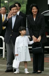 雅子さまがご静養の際によくお召しになっていたストライプ柄のスーツ。平成18（2006）年7月