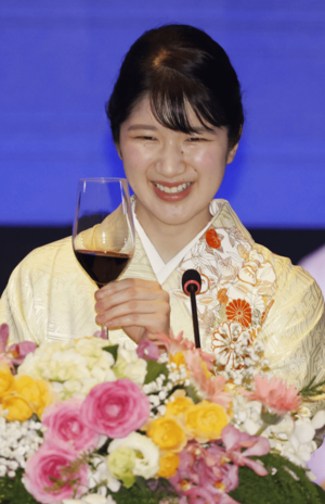 ラオスのパーニー国家副主席主催の晩さん会で乾杯する愛子さま(2025年11月18日)写真/共同通信