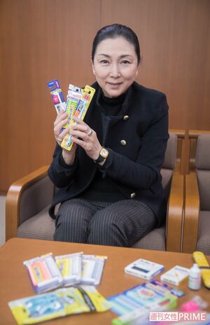 愛用の歯磨きグッズを手に 撮影/廣瀬靖士