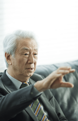 インタビューに答える様子は穏やかな語り口調で、まさにラジオの相談を受けているときのまま。質問の一つひとつに丁寧に言葉を紡ぐ