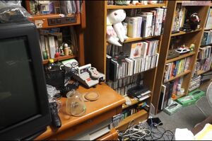 竹内さんの自室。学習机には懐かしいゲーム機やブラウン管のテレビが置かれている。家具の配置はこれまでほとんど変わっていない