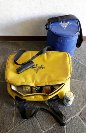 サイズはさまざまあり、手前は500mlの缶飲料、後ろは2lペットボトルが入る高さ 撮影/飯貝拓司