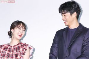 見つめあって笑い合う唐田えりかと東出昌大