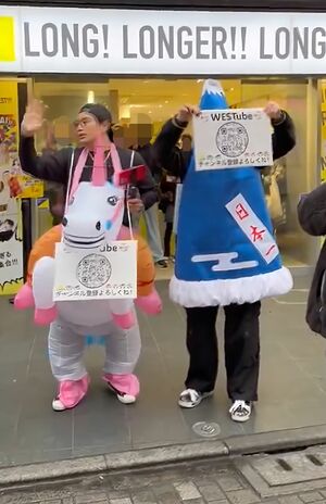 原宿でYouTubeの撮影を行うWEST.桐山照史と神山智洋（Xより）