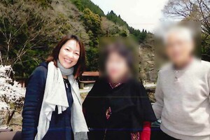 父母とのスリーショット。自分を育ててくれた感謝を胸に、母親の介護に取り組む