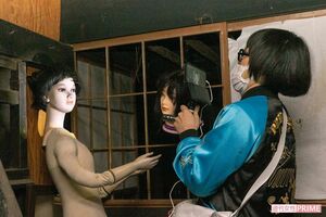 自殺した所有者が名前をつけ愛情を持ち接していたというマネキン。のびこさんと対面