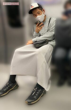 2022年11月、電車内で目撃された『四千頭身』都築拓紀は独特なファッション