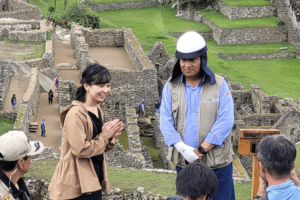 世界遺産のマチュピチュ遺跡を訪問。このとき着ていたパーカが日本の若い女性に注目されて人気アイテムに（写真：AFP/アフロ）