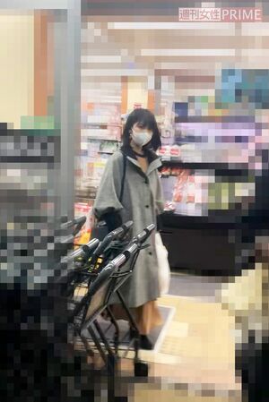 マスクをつけて慣れた手つきで食材を買っていた浜辺美波('20年1月)