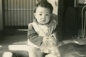 実家でキューピー人形と遊ぶ、1歳の妙憂さん