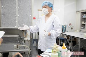 エンバーミングルームで、真保さんは手順をひとつひとつ、丁寧に説明してくれた　撮影／齋藤周造